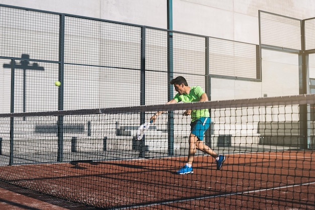 Homme jouant au padel