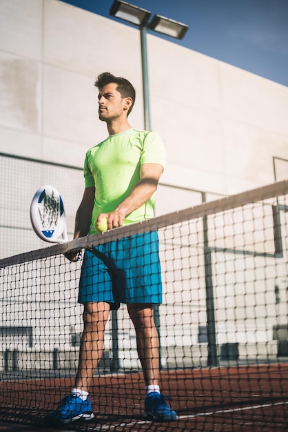 Homme jouant au padel