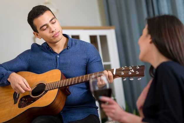 Homme jouant une chanson pour sa petite amie