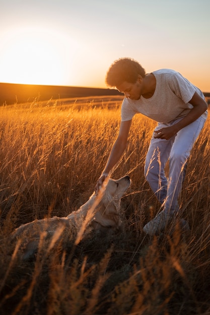 Photo gratuite homme jouant avec un chien plein coup