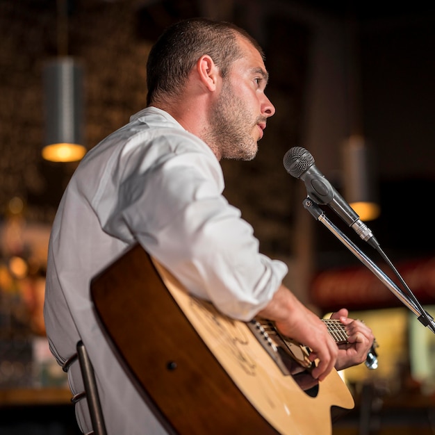 Photo gratuite homme jouant dans un bar