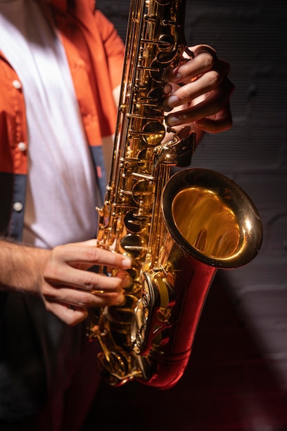 Homme jouant du saxophone