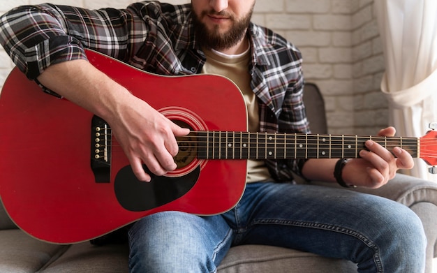 Homme jouant de la guitare se bouchent