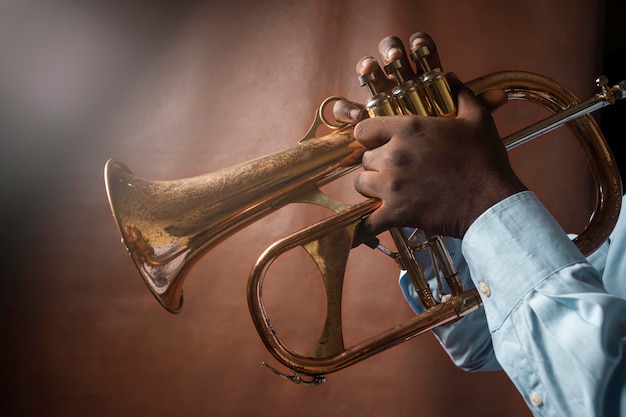 Homme jouant de la musique le jour du jazz