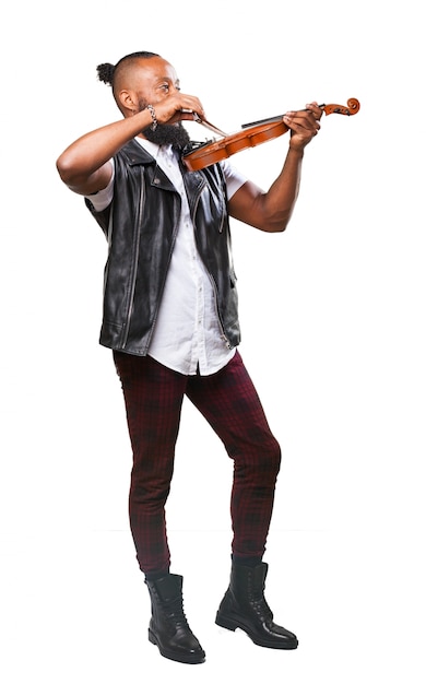 Photo gratuite l'homme joue un violon