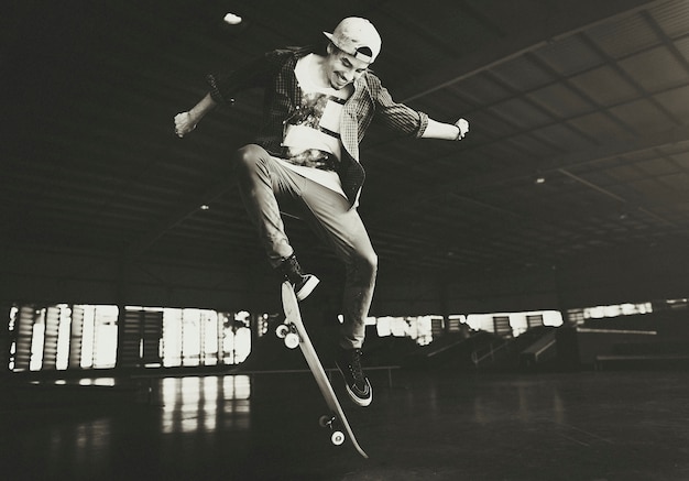 Homme, jouer, skateboard, sauter, ollie