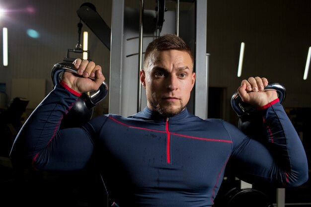 Homme avec kettlebells