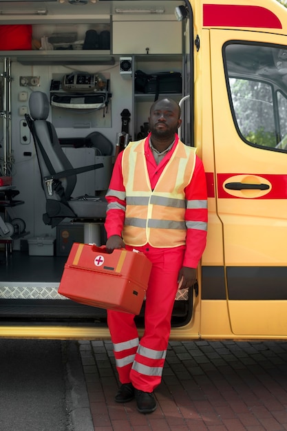 Homme avec kit d'urgence plein coup