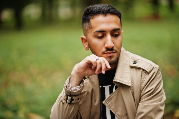 Homme koweïtien élégant au trench-coat