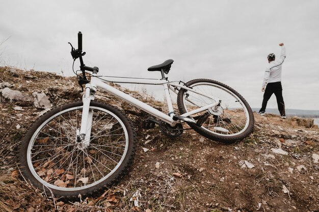 Homme laissant son vélo pour célébrer la victoire