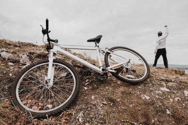 Homme laissant son vélo pour célébrer la victoire