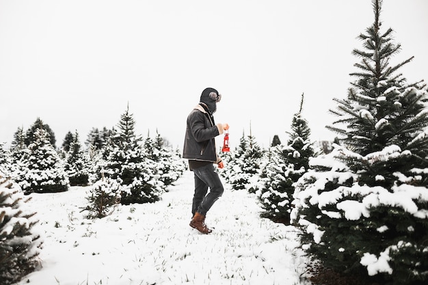 Photo gratuite homme avec lanterne marchant dans la nature