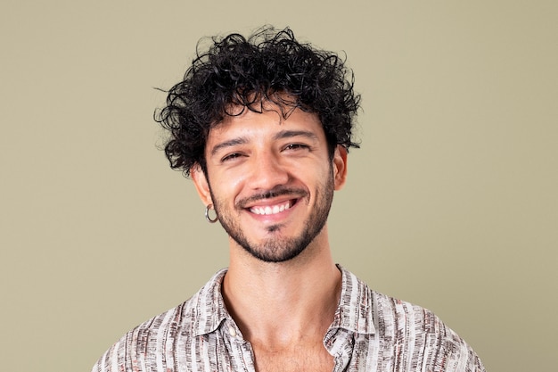 Homme latin souriant portrait agrandi d'expression joyeuse