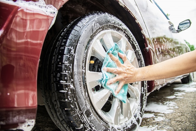 Homme, lavage voiture, utilisation, shampooing