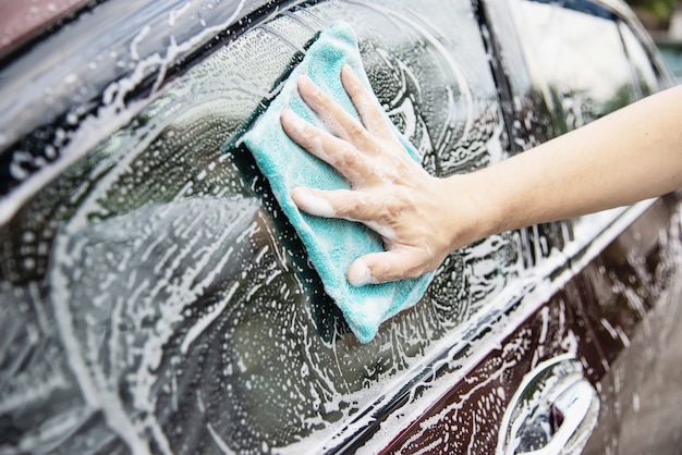 Homme, lavage voiture, utilisation, shampooing