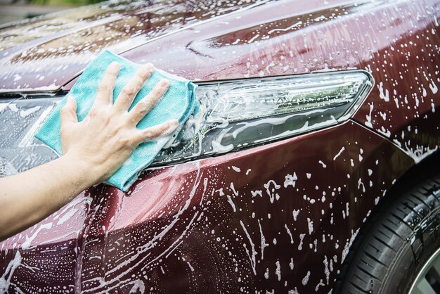 Homme, lavage voiture, utilisation, shampooing