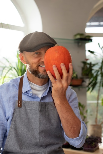 Photo gratuite homme avec des légumes qui ont été cultivés et cultivés à l'intérieur