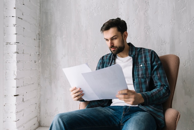 Homme lisant des documents