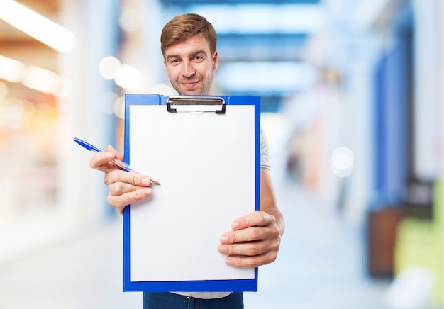 Homme avec liste de contrôle