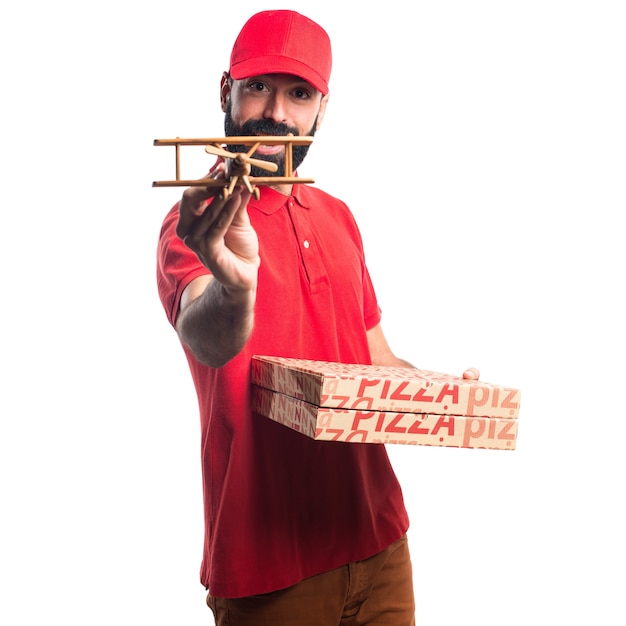 Photo gratuite homme de livraison de pizza tenant un avion de jouet en bois