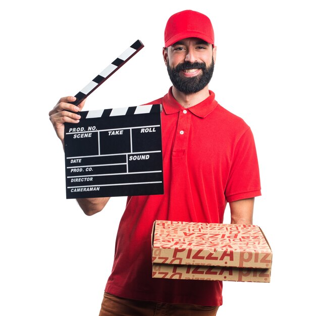 Homme de livraison de pizza tenant un clapperboard