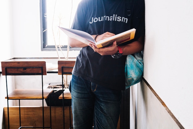 Homme avec un livre dans la salle de classe