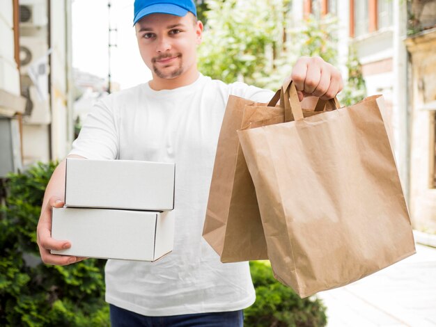 Homme, livrer, sacs, et, boîtes, vue frontale