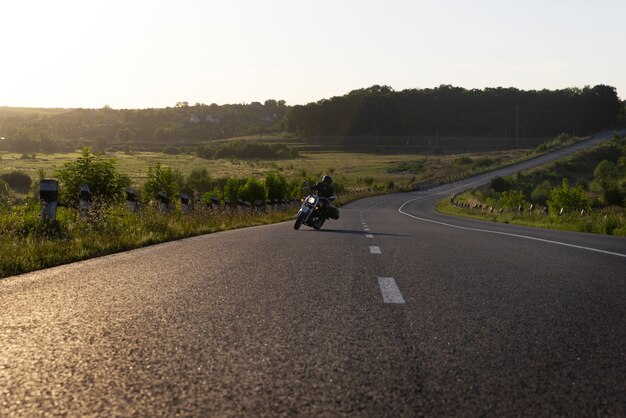 Homme de loin sur une moto