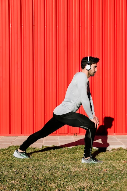 L&#39;homme longe et écoute de la musique