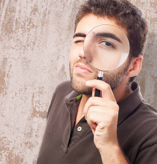 Homme avec une loupe sur son visage