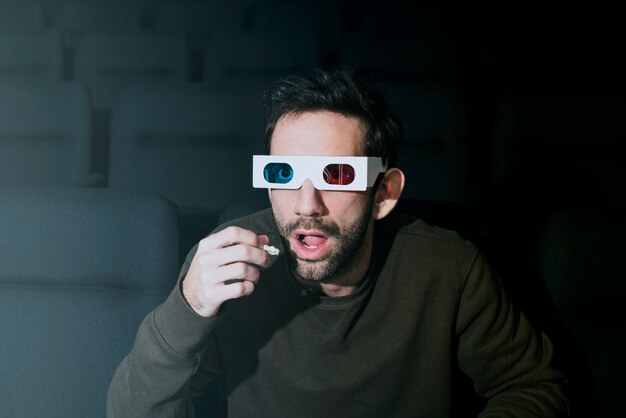 Homme avec des lunettes 3d au cinéma