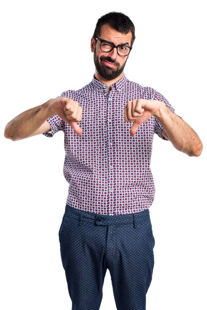 Homme avec des lunettes faisant du mauvais signal