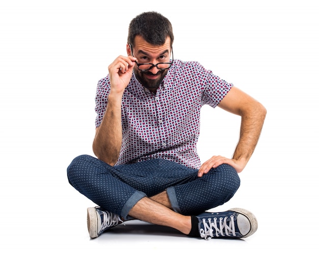 Photo gratuite un homme avec des lunettes montrant quelque chose