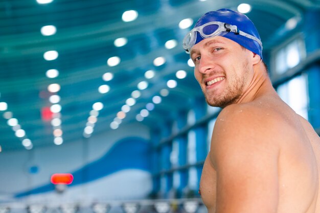 Homme avec des lunettes de natation en regardant photographe