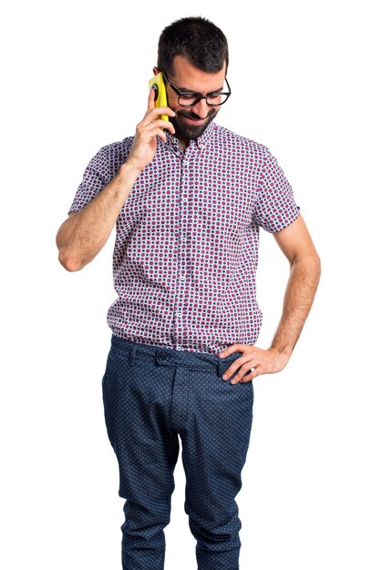 Homme avec des lunettes parlant au mobile