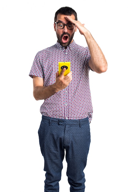 Homme avec des lunettes parlant au mobile