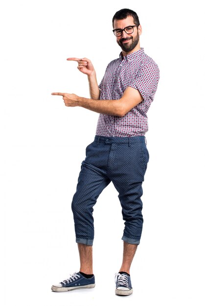 Homme avec des lunettes pointant vers le côté