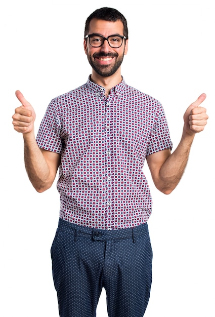 Photo gratuite homme avec des lunettes avec le pouce vers le haut