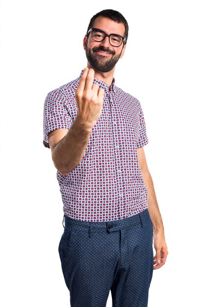 Un homme avec des lunettes qui viennent un geste