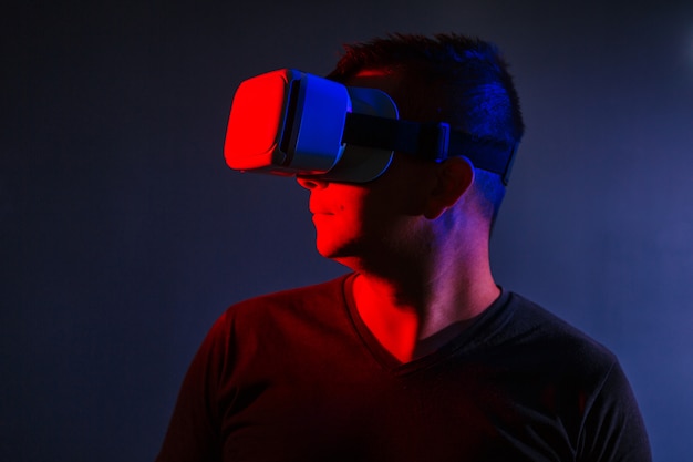 L&#39;homme avec des lunettes de réalité virtuelle sur fond isolé noir.