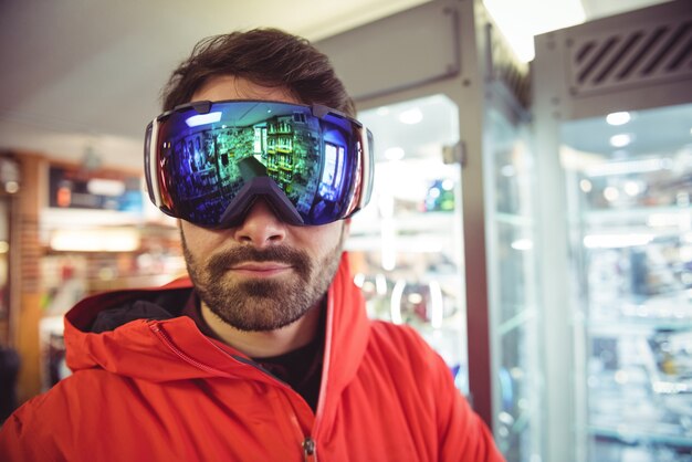 Photo gratuite homme en lunettes de ski