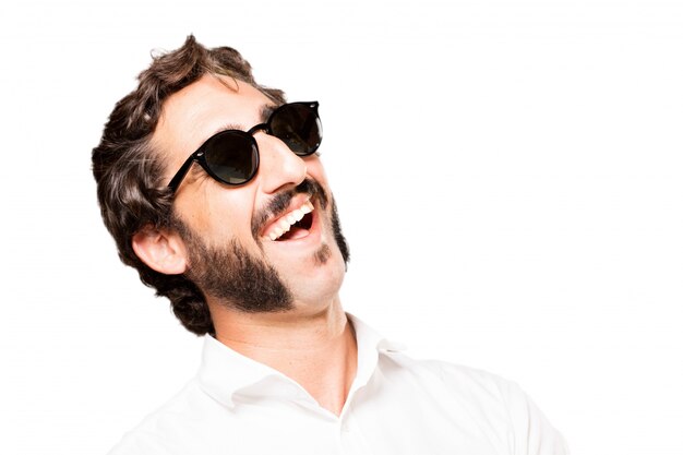 L&#39;homme avec des lunettes de soleil en riant
