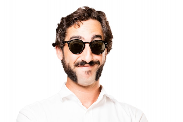 Photo gratuite l'homme avec des lunettes de soleil souriant