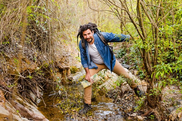 Homme avec ma dans la forêt