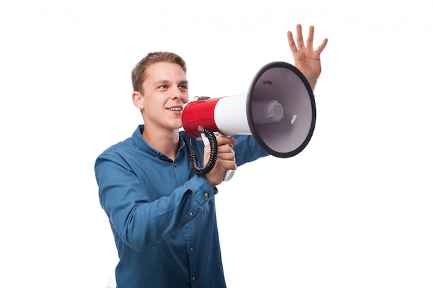 L&#39;homme avec une main levée et un mégaphone