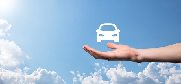 Homme main tenant l'icône auto voiture sur fond bleu. composition de la bannière large. concepts d'assurance automobile et d'assurance-collision