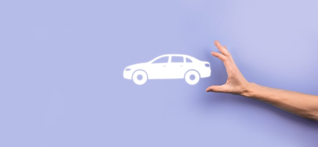 Homme main tenant l'icône auto voiture sur fond gris. composition de la bannière large. concepts d'assurance automobile et d'assurance-collision