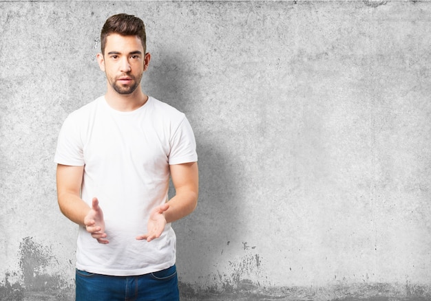 L&#39;homme avec les mains devant le corps