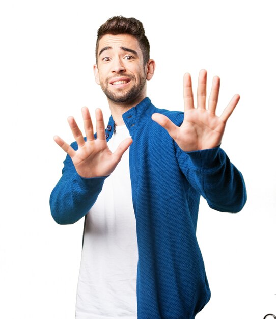 L&#39;homme avec les mains devant le corps