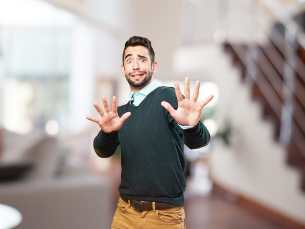 L&#39;homme avec les mains levées se protéger